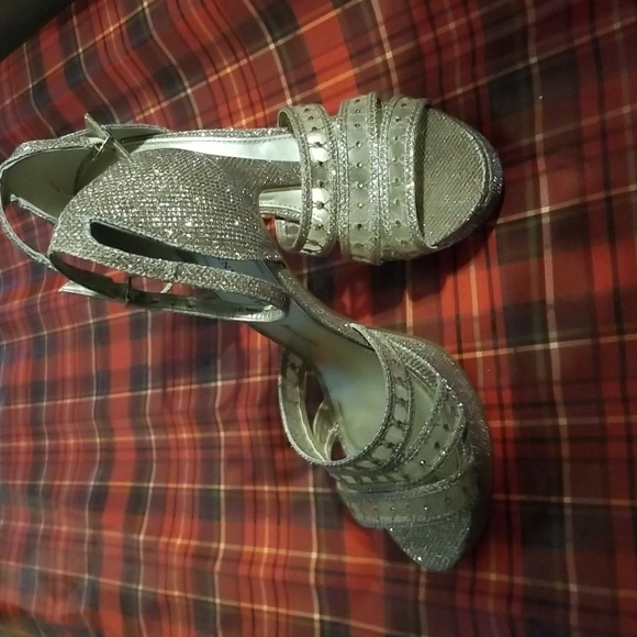 Gold Cinderella Heels - Picture 4 of 4